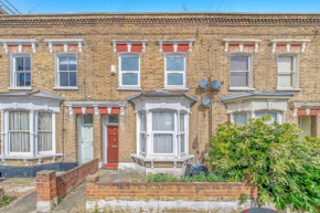 Big House, 5 beds, 2 bathrooms, Contractors Dream, Great transport links